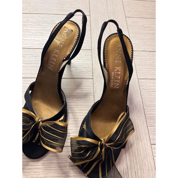 Anne Klein black leather open toed sling back 3" heel w/ gold festive bow. Sz 8 - Picture 2 of 9